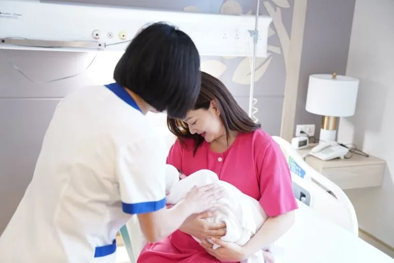 Vì sao không nên kích, vắt sữa non trước khi sinh?