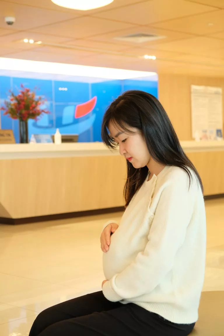 Mẹ làm gì nếu em bé nằm sấp, che mặt khi siêu âm 4D