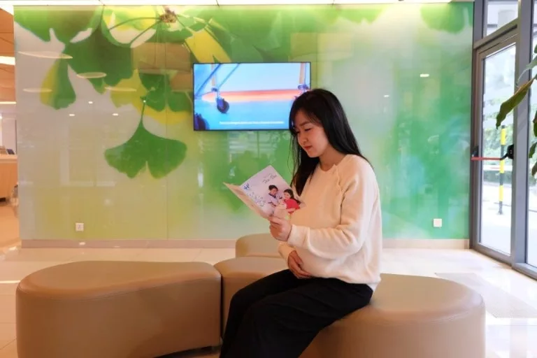 Mẹ bầu phải tiêm thuốc giữ thai có đẻ thường được không?