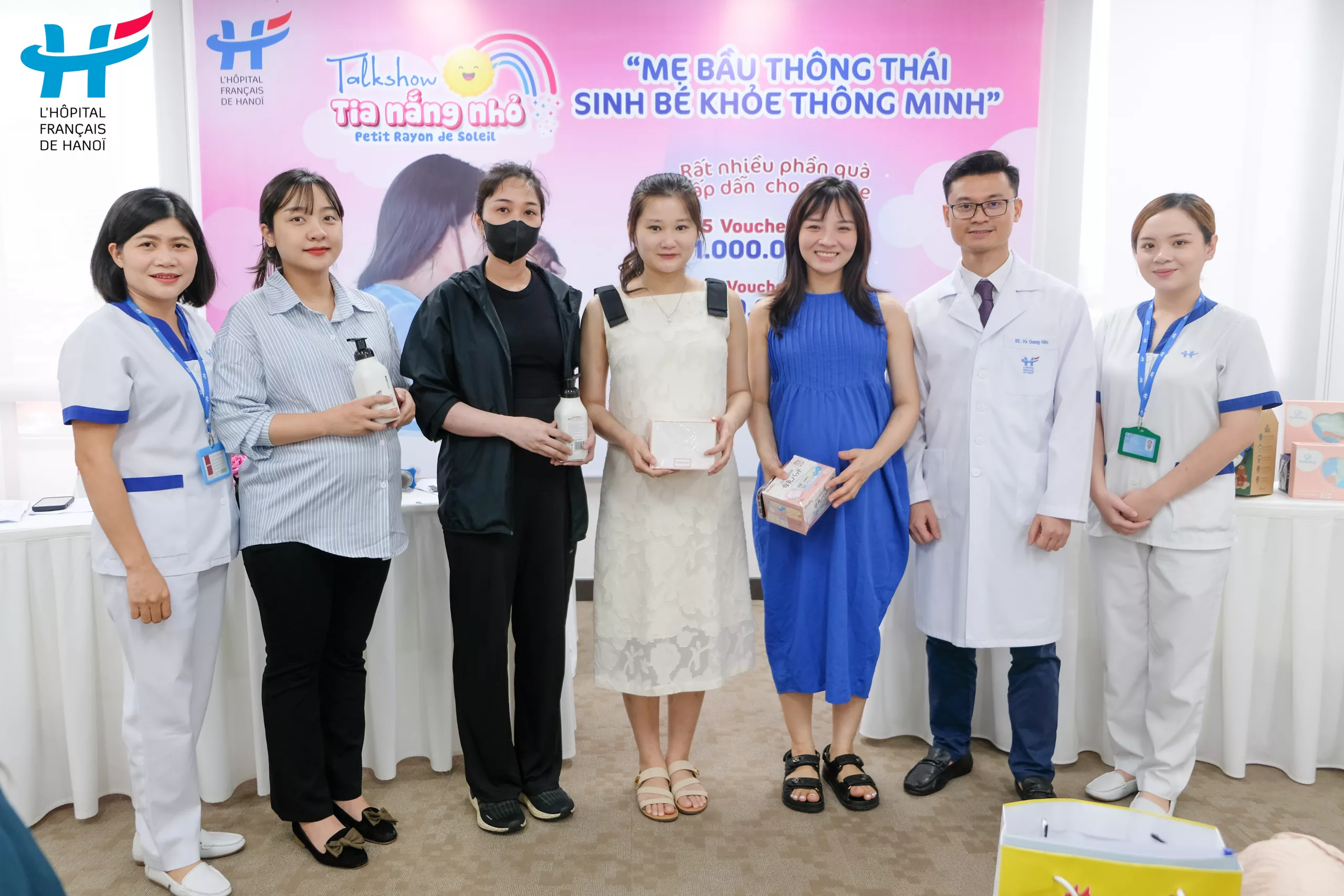 Expected mothers participate in the lucky draw and receive  gifts from HFH