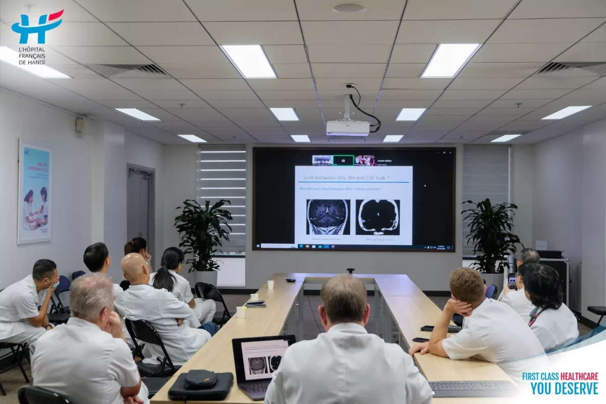 Bác sĩ bệnh viện Việt Pháp Hà Nội và bệnh viện Đại học Lariboisiere Paris (Pháp) trao đổi chuyên môn về quản lý bệnh ù tai kiểu mạch đập và hẹp tĩnh mạch não