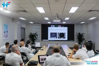 Bác sĩ bệnh viện Việt Pháp Hà Nội và bệnh viện Đại học Lariboisiere Paris (Pháp) trao đổi chuyên môn về quản lý bệnh ù tai kiểu mạch đập và hẹp tĩnh mạch não