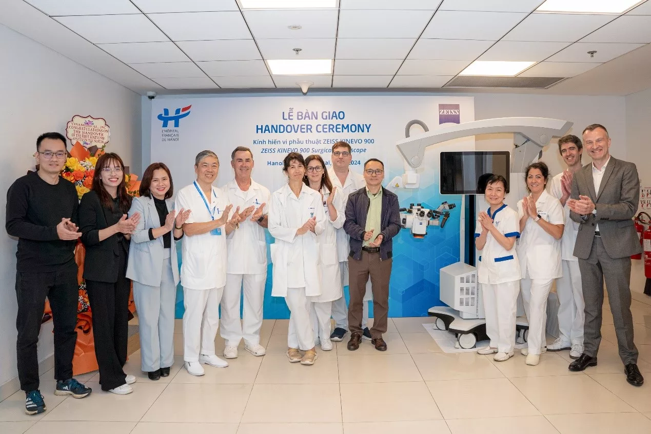 Bệnh viện Việt Pháp Hà Nội trở thành bệnh viện đầu tiên ở miền Bắc trang bị hệ thống kính vi phẫu ZEISS KINEVO 900 hiện đại