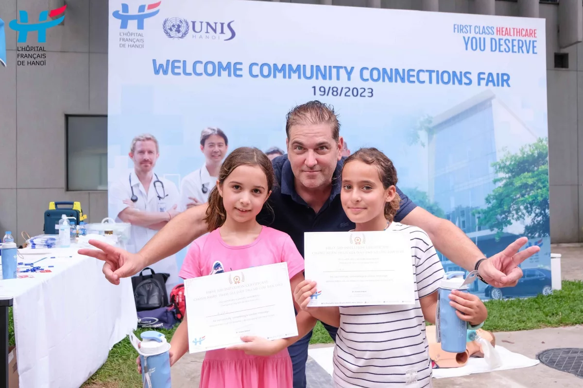Bệnh viện Việt Pháp Hà Nội mang tới Dịch vụ cấp cứu xứng tầm tại Hội chợ Kết nối Cộng đồng UNIS